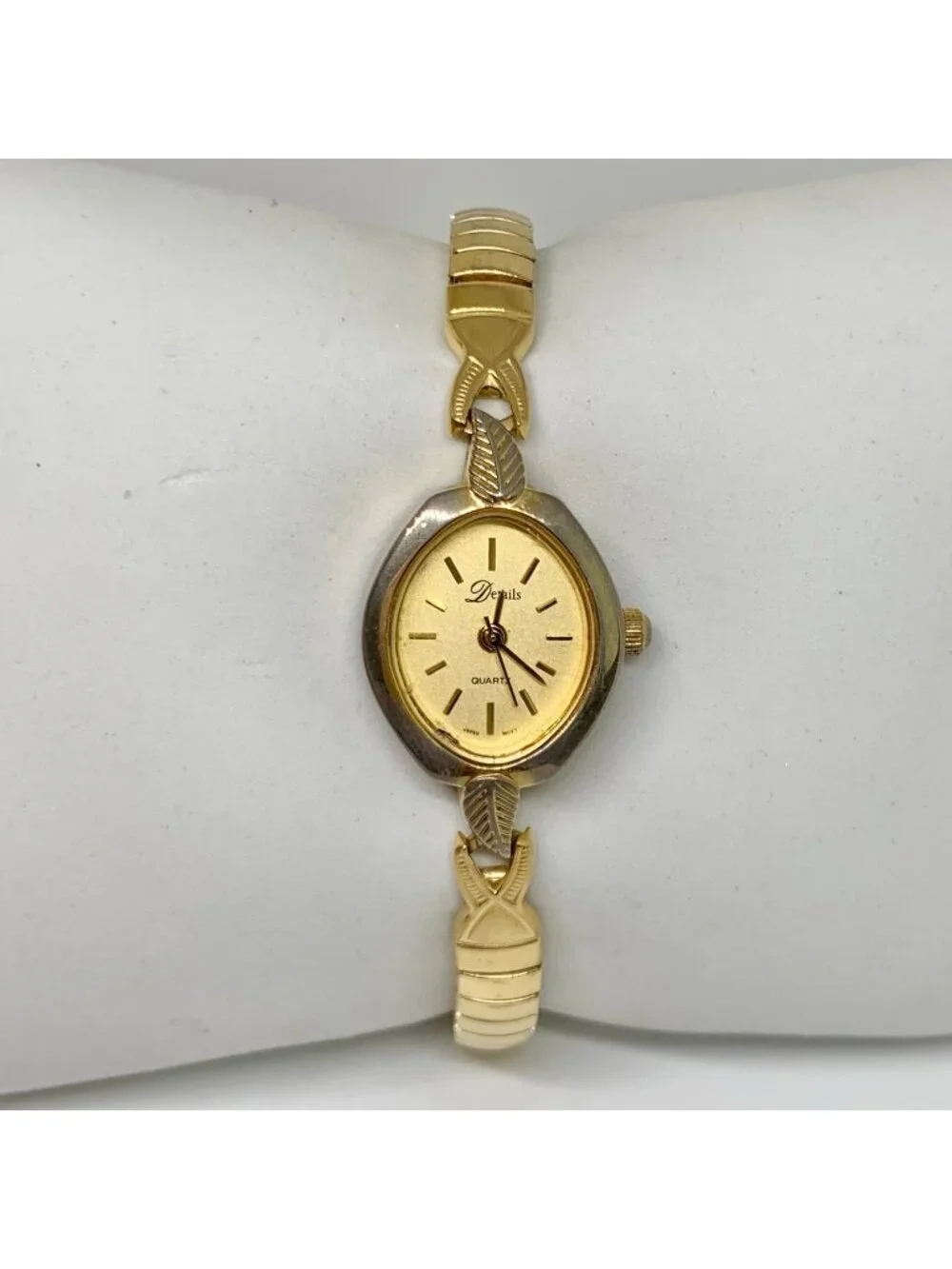 Vintage details gold tone women’s watch oval 19mm quartz stretch band running